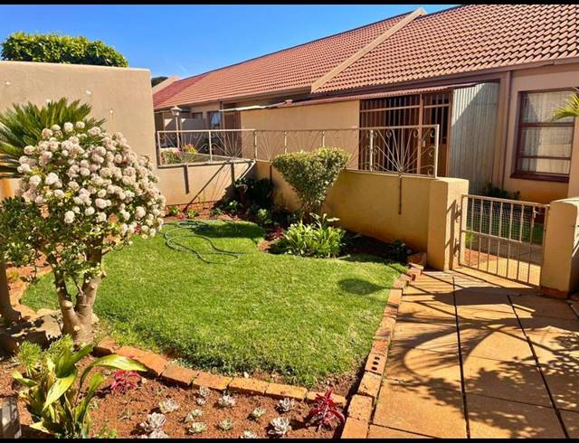 2 BEDROOM TOWNHOUSE FOR SALE IN BIRCHLEIGH NORTH
